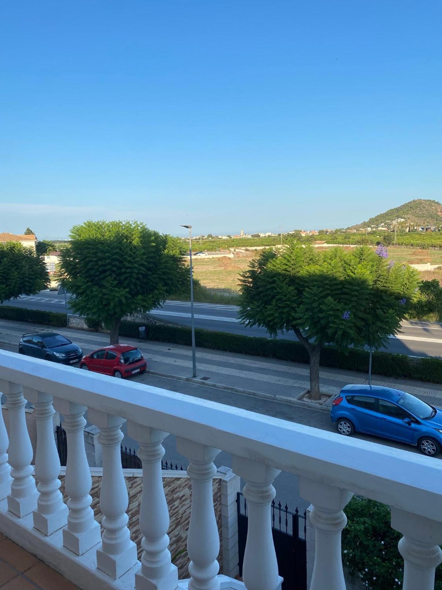 Comfortable Guest Room With Balcony Beniarjo Exterior foto